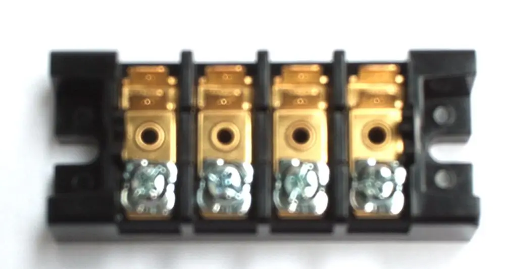 Klemmblock mit mehreren Anschlüssen, geeignet für elektrische Verbindungen, hergestellt von Daikin. Die Anschlüsse sind in einer Kunststoffbasis integriert.